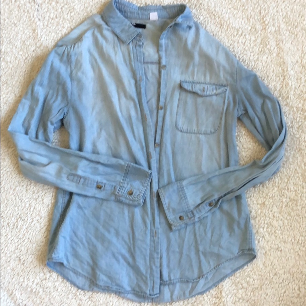 Women’s light wash chambray button up shirt
